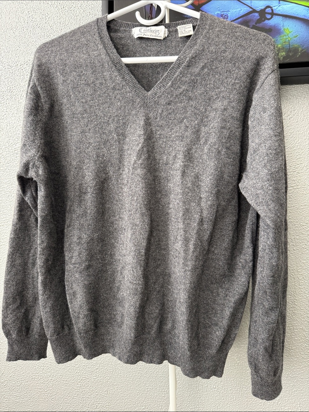 Cashmere Blend V-Neck Sweater in Gray